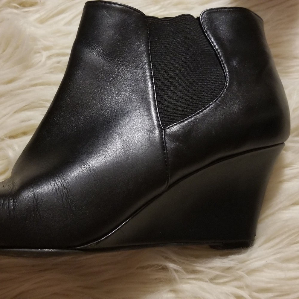 Black leather NINE WESTwedge ankle boot